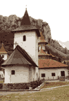Valea Manastirii, portalul din Cheile Rametului